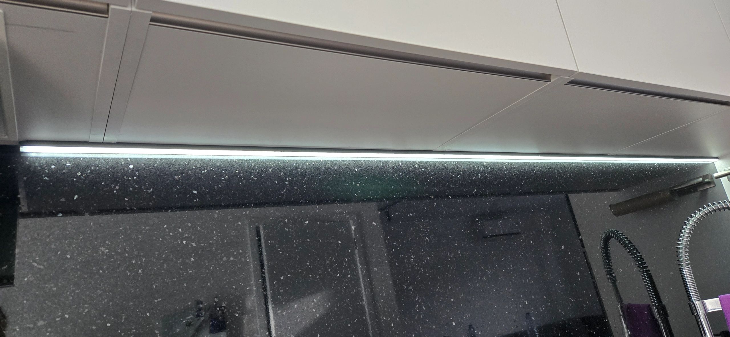 Aluminium ledstrip profiel zwart opbouw 2M - 7 mm hoog - compleet met afdekkap