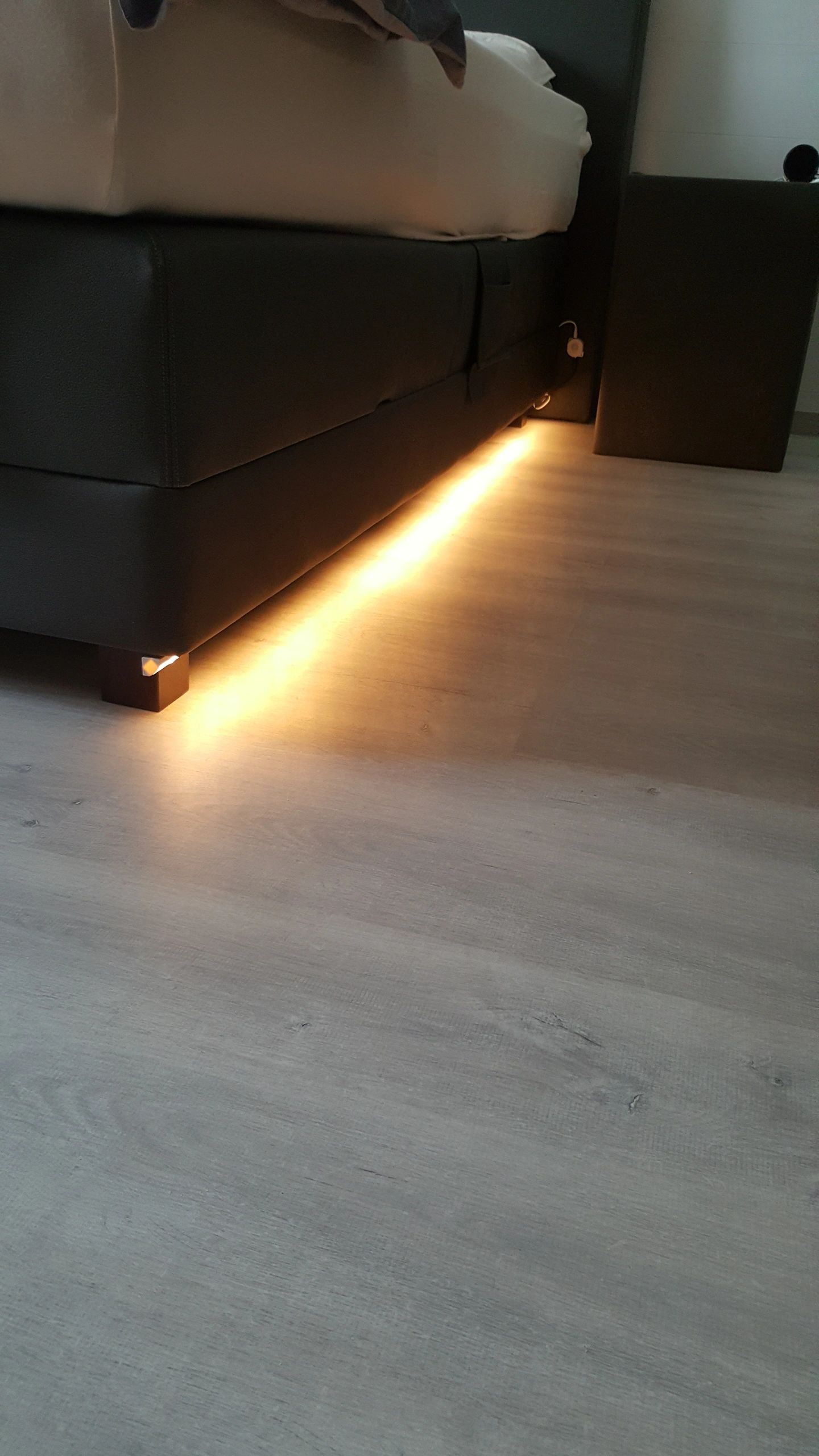 Bedverlichting 2 zijden complete set 2 meter LED strip warm wit met bewegingssensor en hoekprofiel