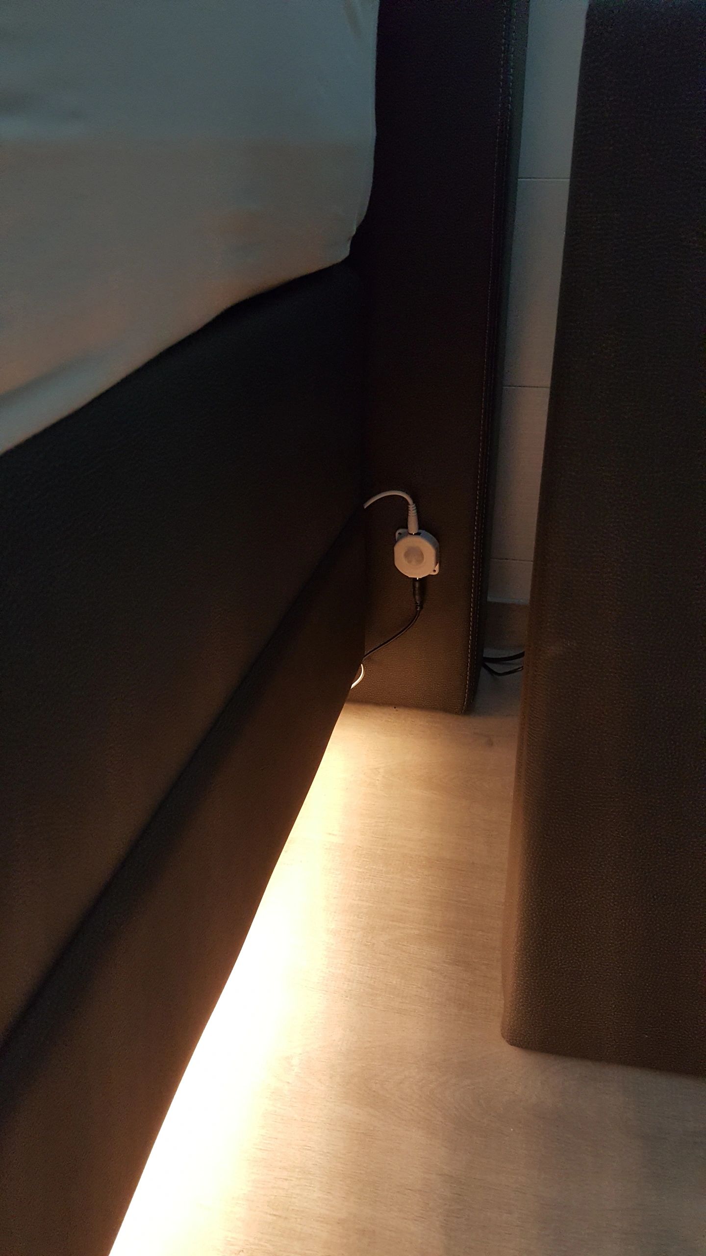 Bedverlichting 2 zijden complete set 2 meter LED strip warm wit met bewegingssensor en hoekprofiel