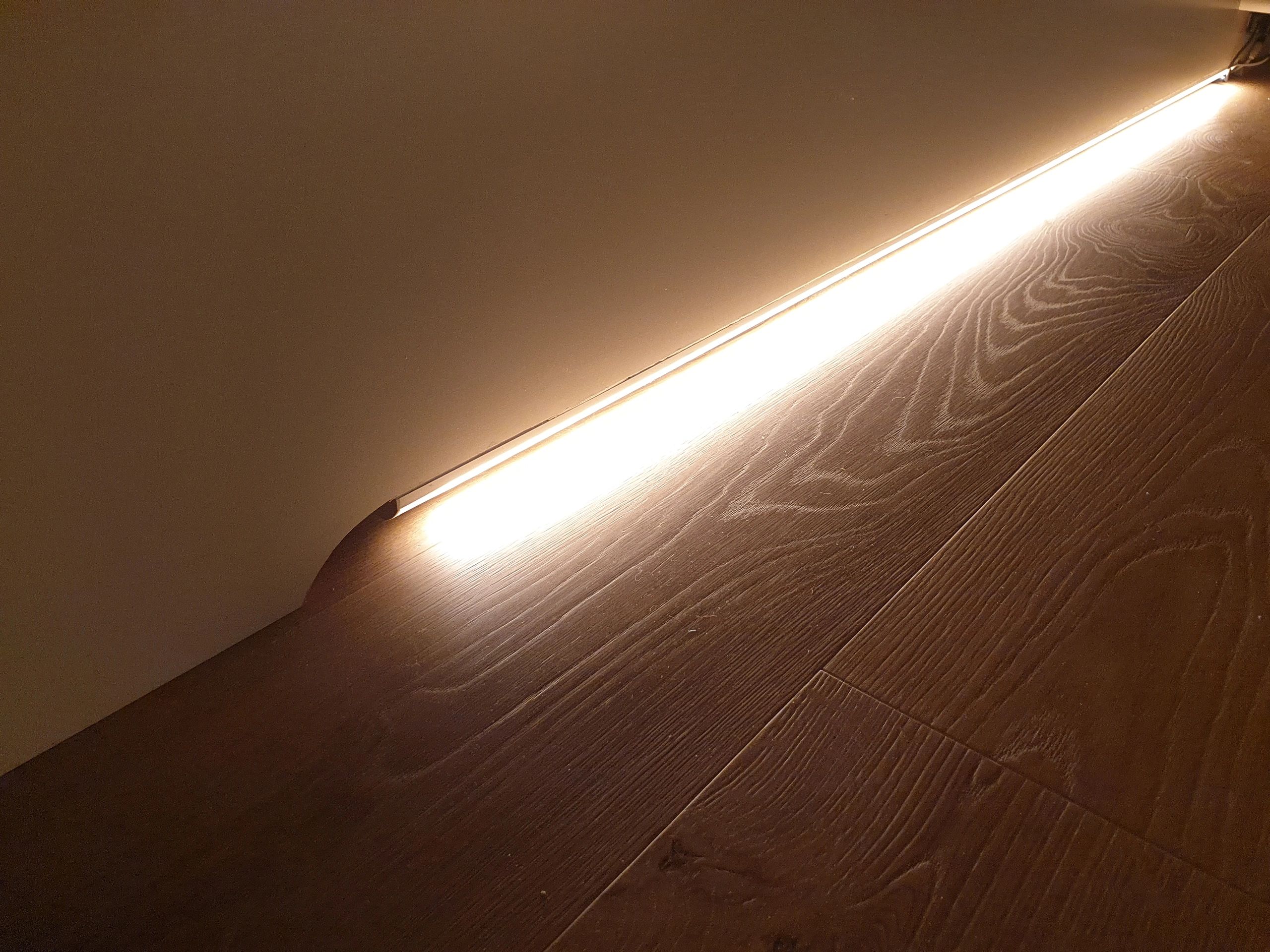 Bedverlichting 2 zijden complete set 2 meter LED strip warm wit met bewegingssensor en hoekprofiel