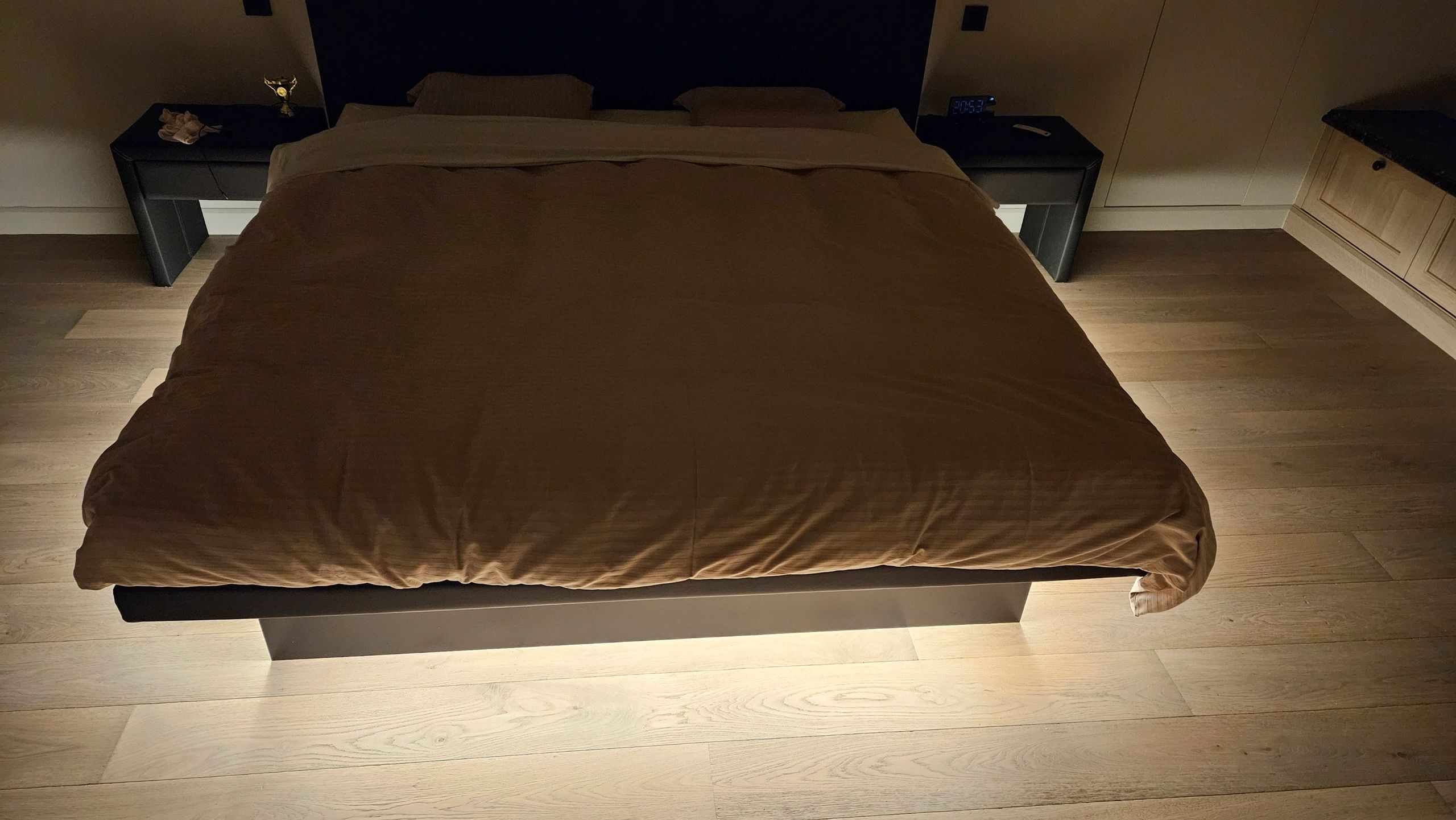 Bedverlichting 2 zijden complete set 2 meter LED strip warm wit met bewegingssensor en hoekprofiel