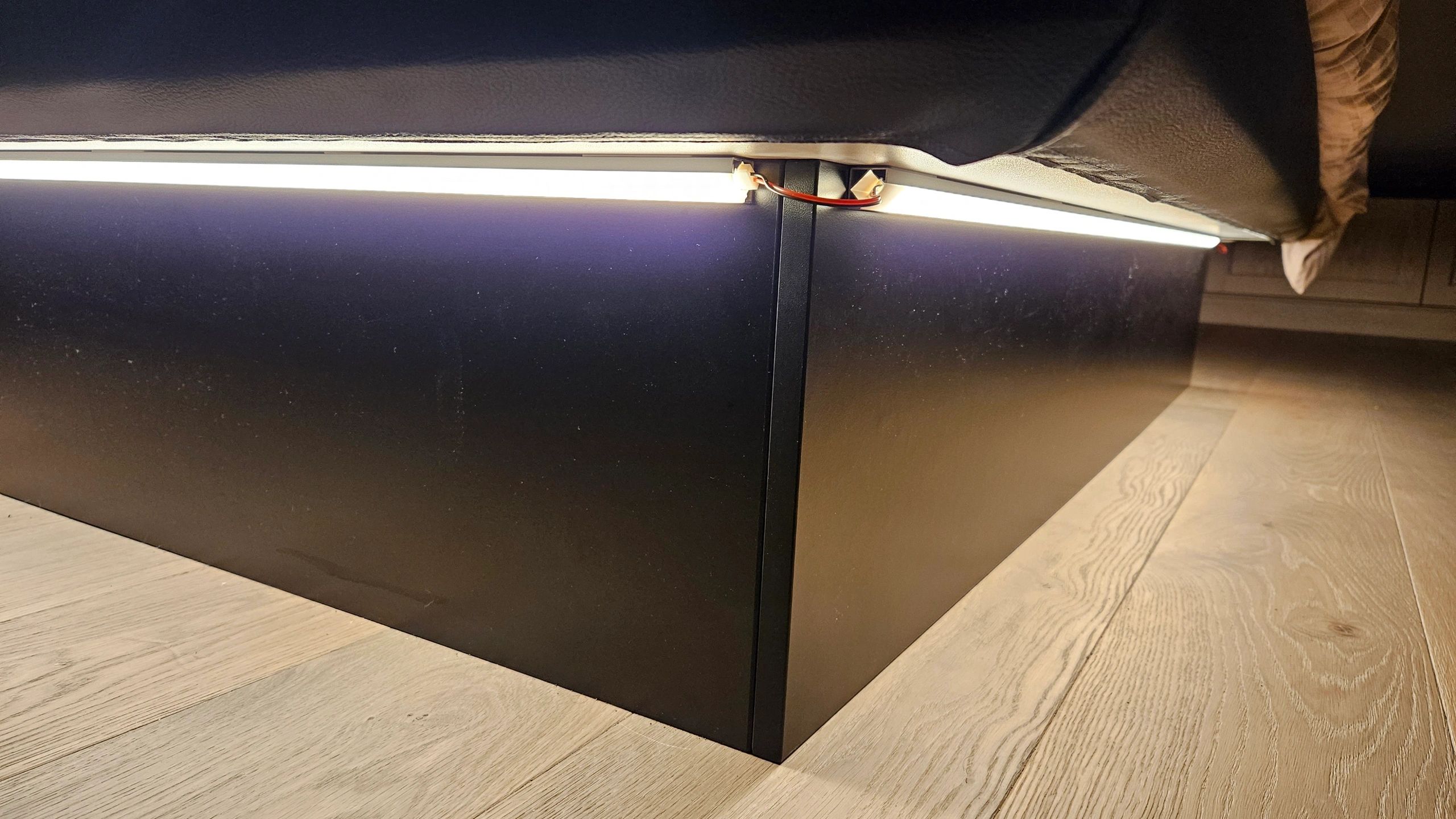 Bedverlichting 2 zijden complete set 2 meter LED strip warm wit met bewegingssensor en hoekprofiel