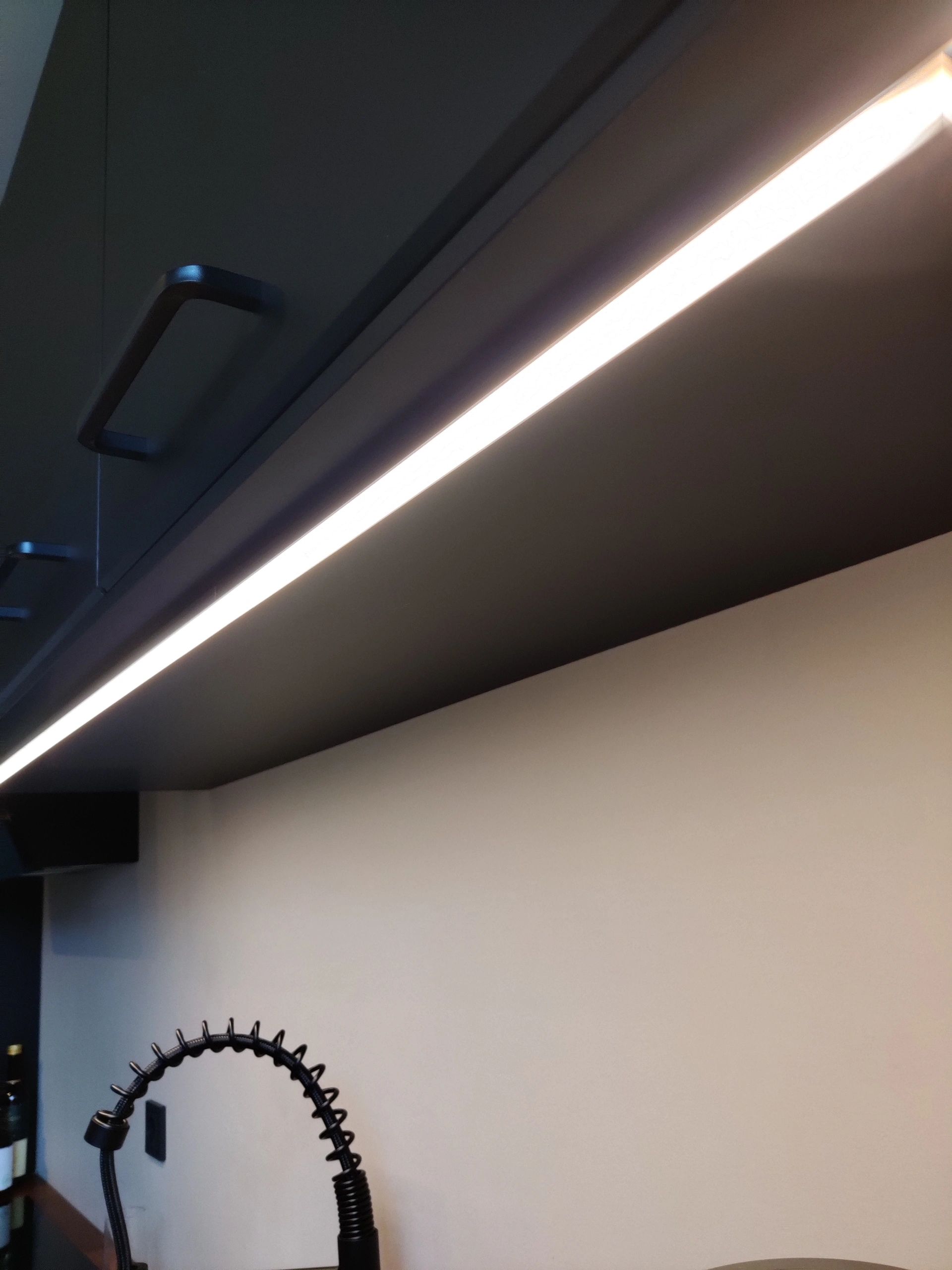 Aluminium ledstrip profiel zwart opbouw 2M - breed en laag - compleet met afdekkap
