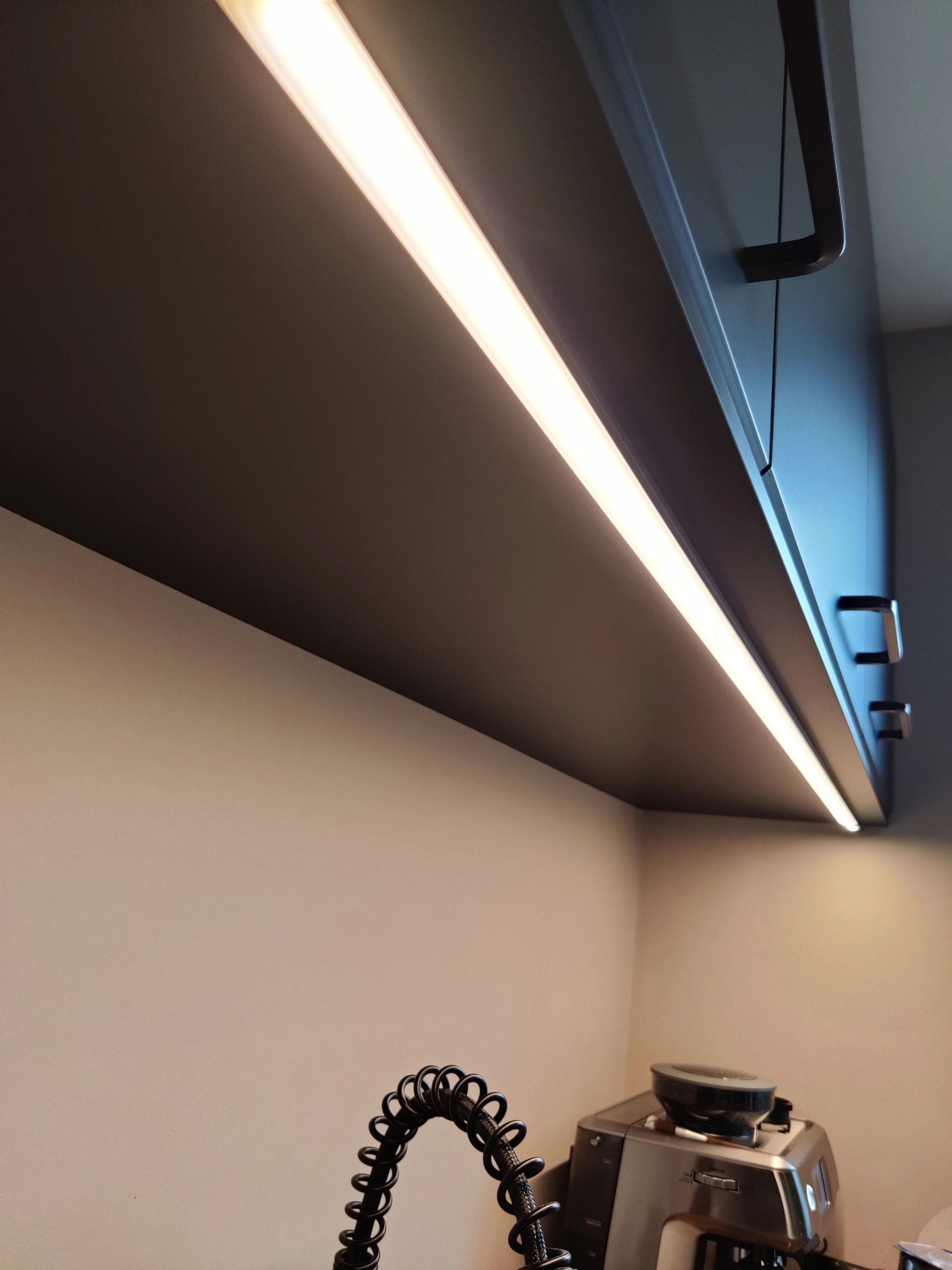 Aluminium ledstrip profiel zwart opbouw 2M - breed en laag - compleet met afdekkap