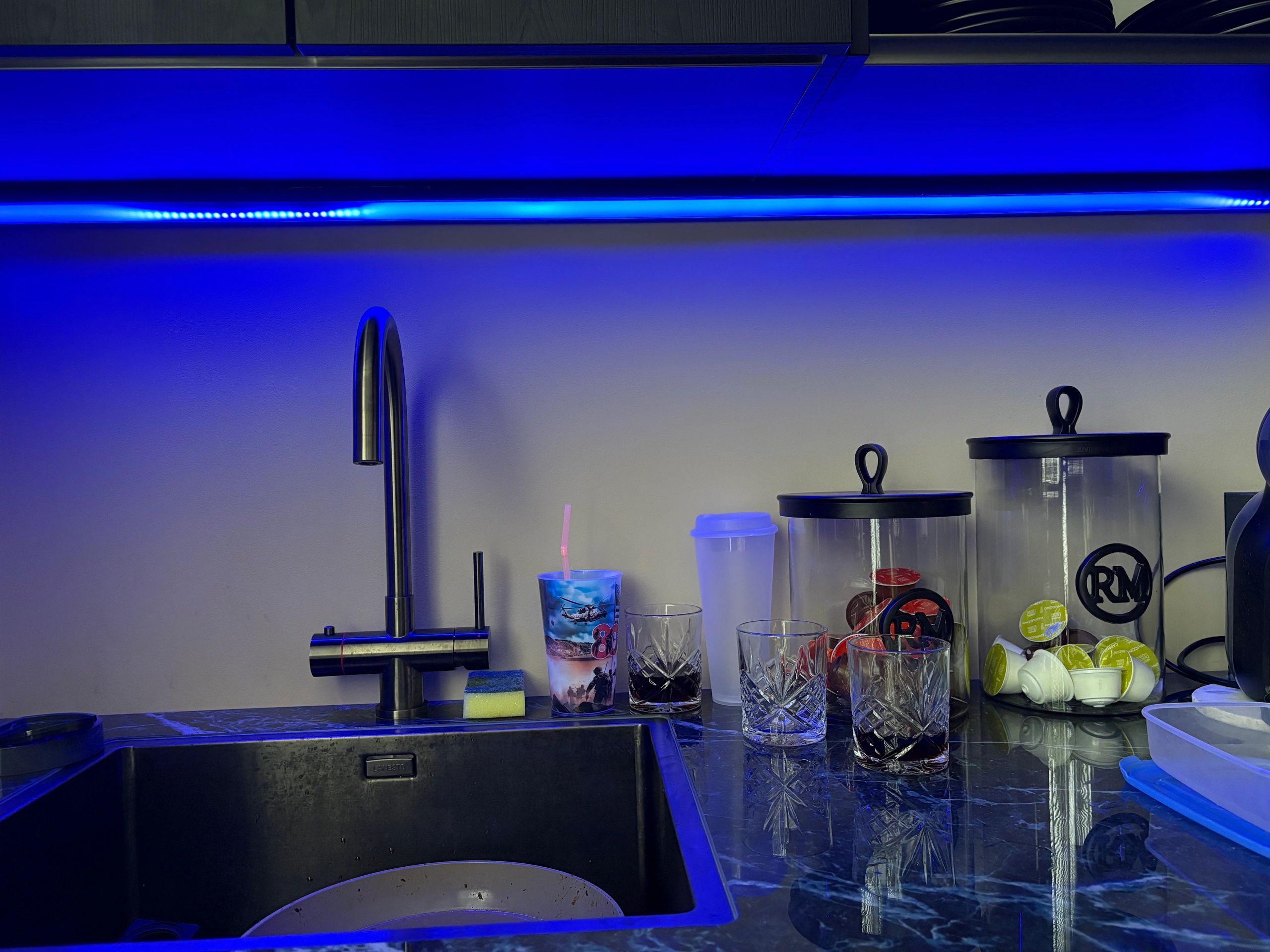 Aluminium ledstrip hoekprofiel zwart 2M breed - Compleet met afdekkap